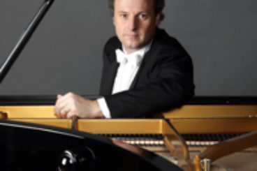 Oliver Kern (piano)