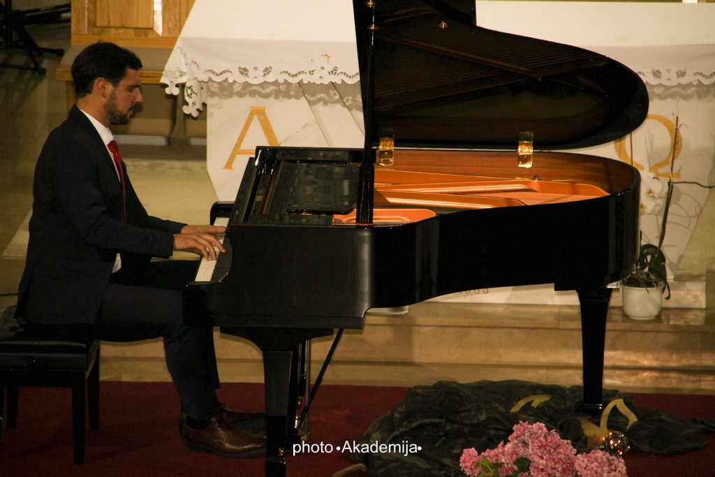 FOTO, VIDEO | Bartolomej Stanković Održao Koncert U Crkvi Svetog Franje ...