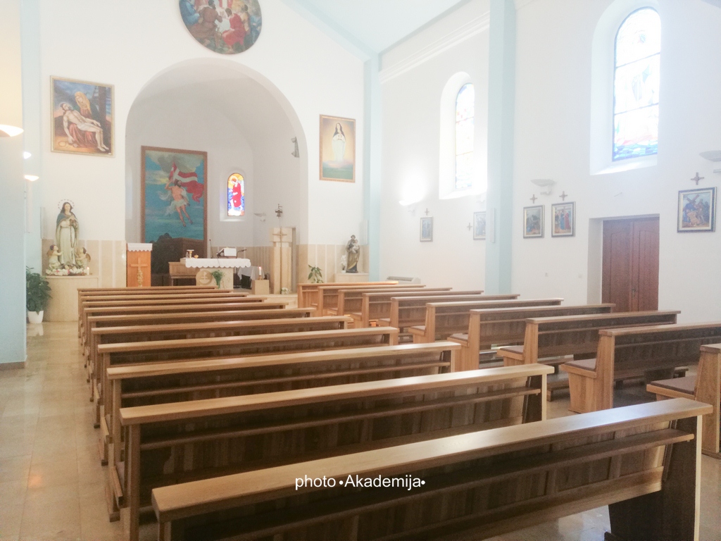 Nove klupe u crkvi Marijina Uznesenja u Trebižatu (1)