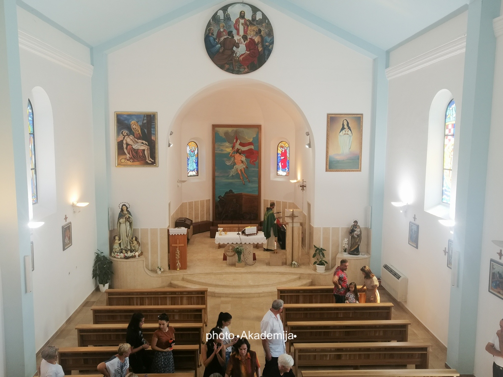 Nove klupe u crkvi Marijina Uznesenja u Trebižatu (3)